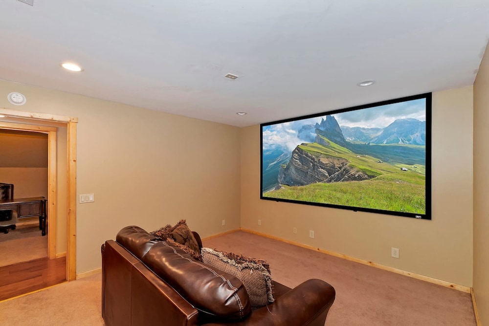Big 10 Luxury Cabin with HotTub