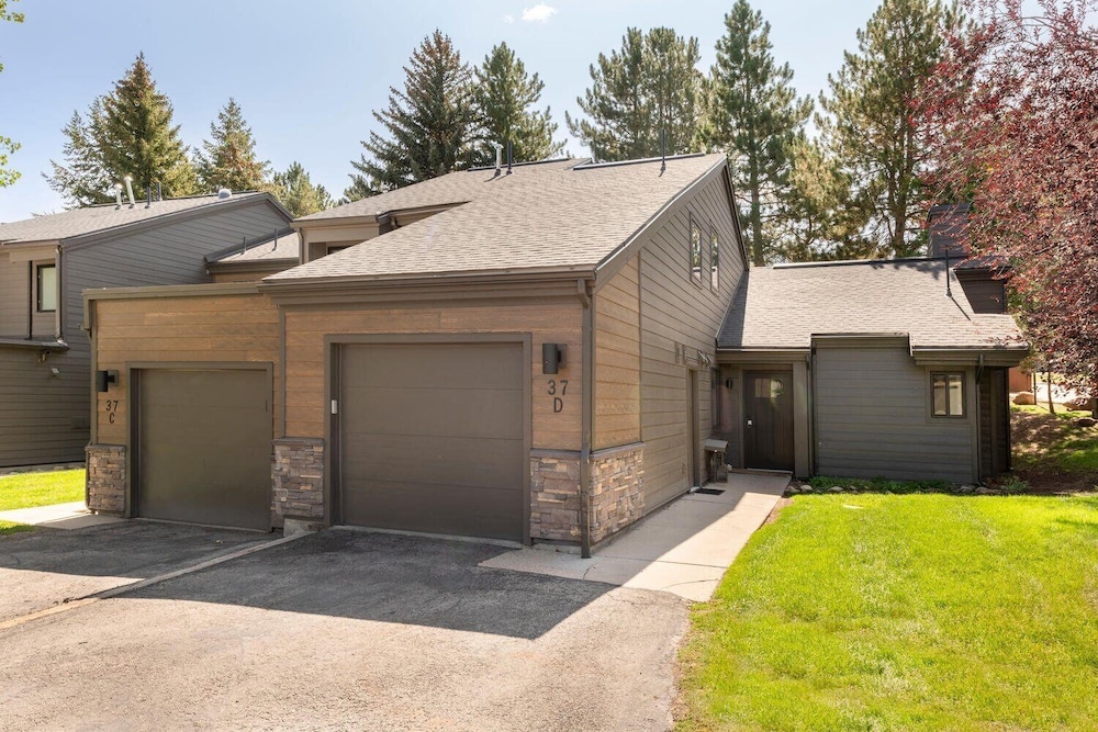 Stylish 4BR Canyons Village-Walk to Cabriolet-Hidden Creek 37D