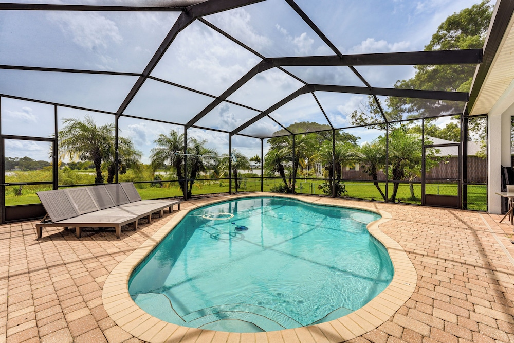 Game, Swim & Unwind: Lakeside Retreat Near Disney