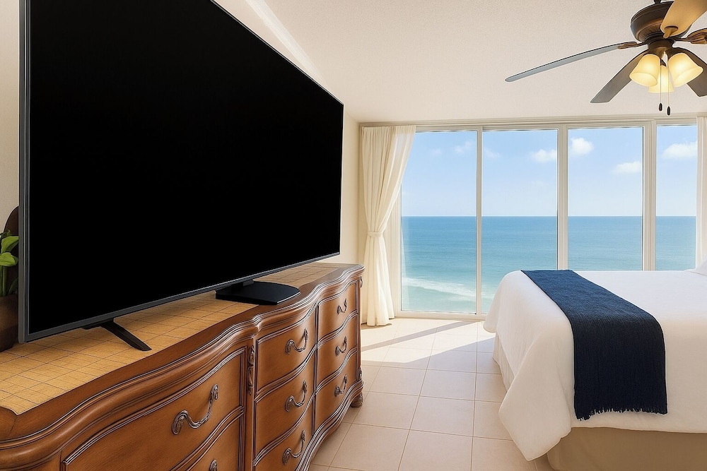 3BR Gulf-front Luxury w/ Pool Bar & Spa Baths