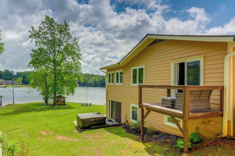 February Perks! Couples Getaway in Hayesville