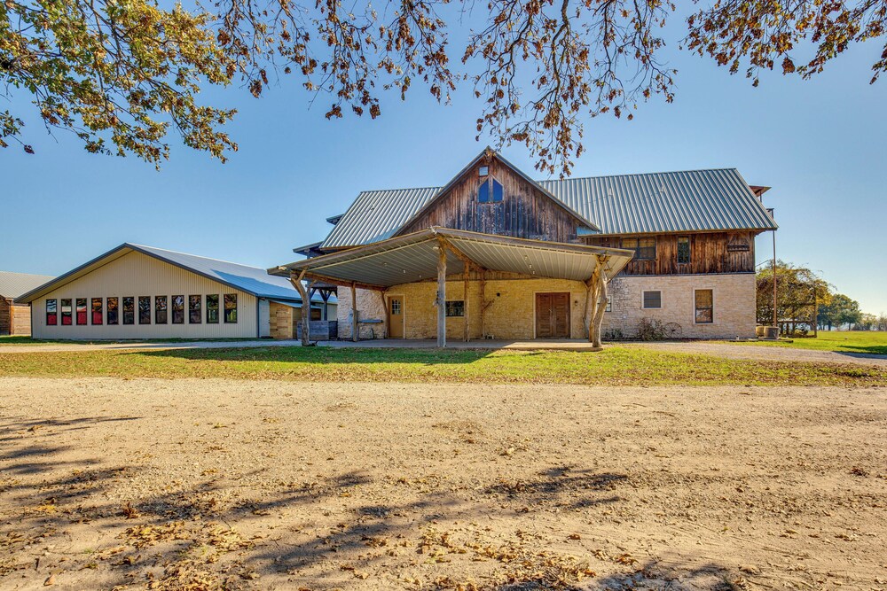 Group Getaway! Multi-level Lodge on Lake Tawakoni