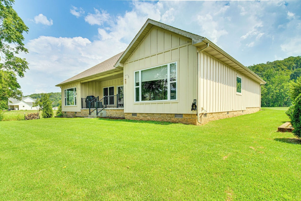 Flippin Home w/ Deck & Grill: Steps to White River view 5