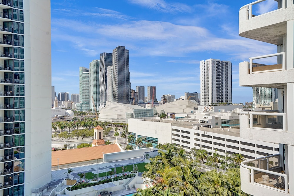 3 Bedroom Condo With Stunning Balcony View