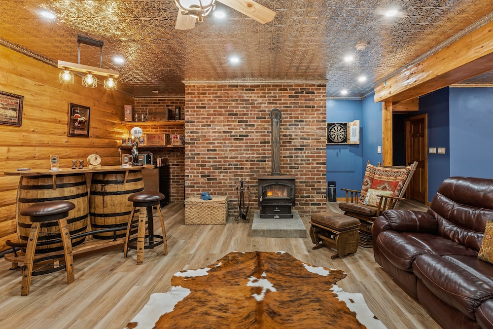 The Bigwood Cabin by Avantstay Hot Tub Firepit Pool Table Private Yard