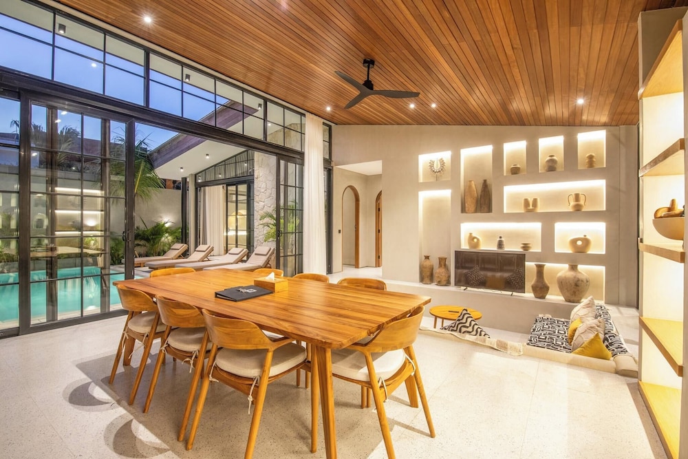 Stylish 5BR Boho Hideaway, 5 Minutes Bingin Beach