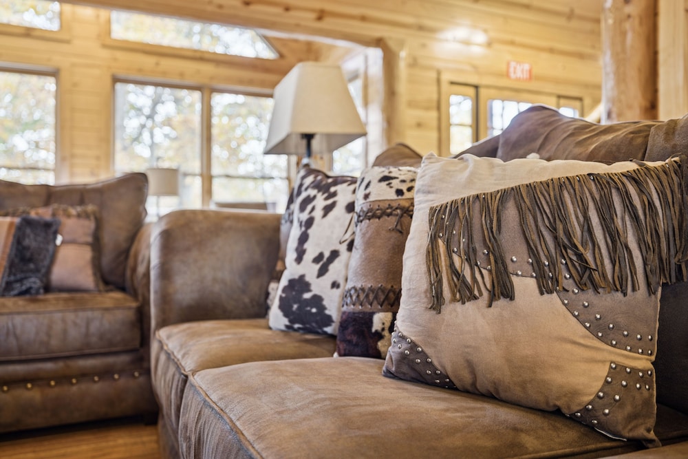 Pine Cone Cabin 4 Bedroom Cabin