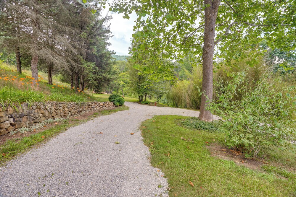 Cozy Luray Cabin w/ Views: Near Hiking Trails!