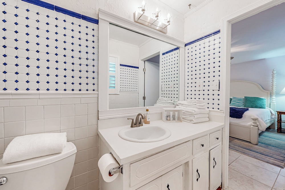 3BR Next to Park w/ Large Yard, AC & W & D