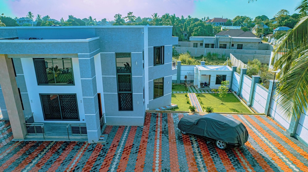8 Guests - 4 Bedrooms - Dar Es Salaam City