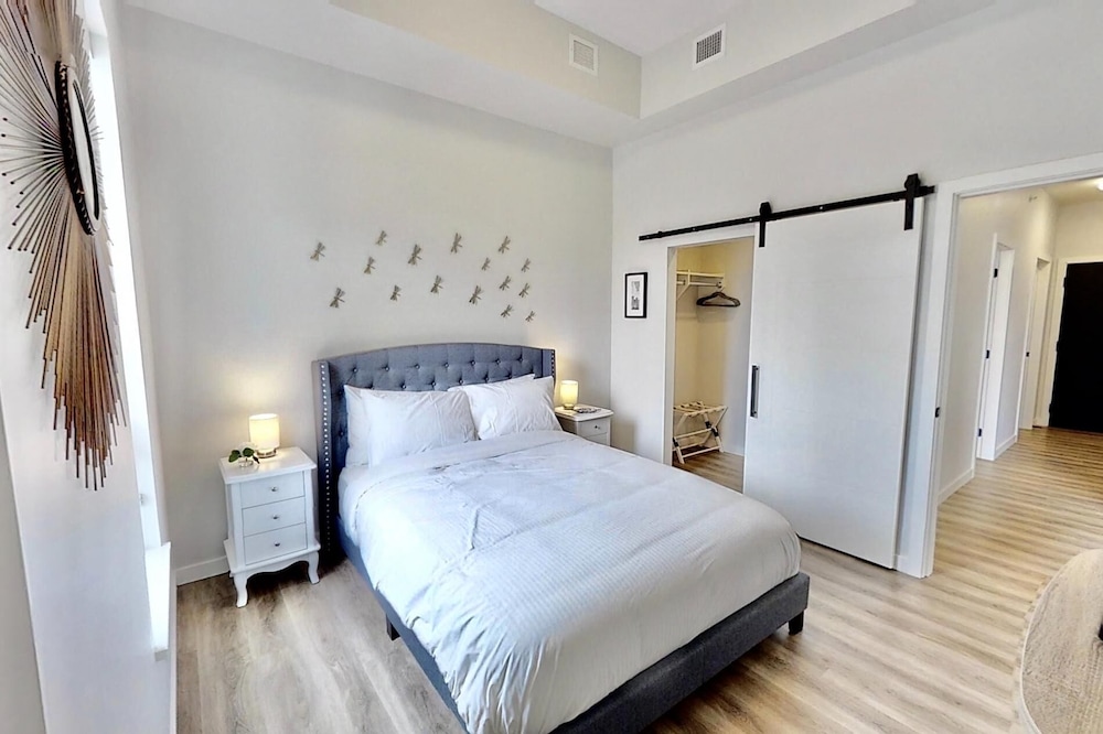 Brand New, Top Floor Condo Downtown - Image 4