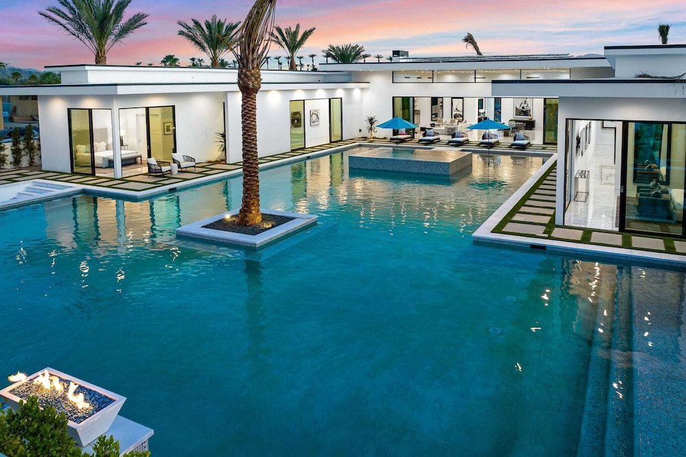 Sleeps 20 Spacious Retreat Pool & Hot Tub Retreat Bravo Villa #4 by Avantstay
