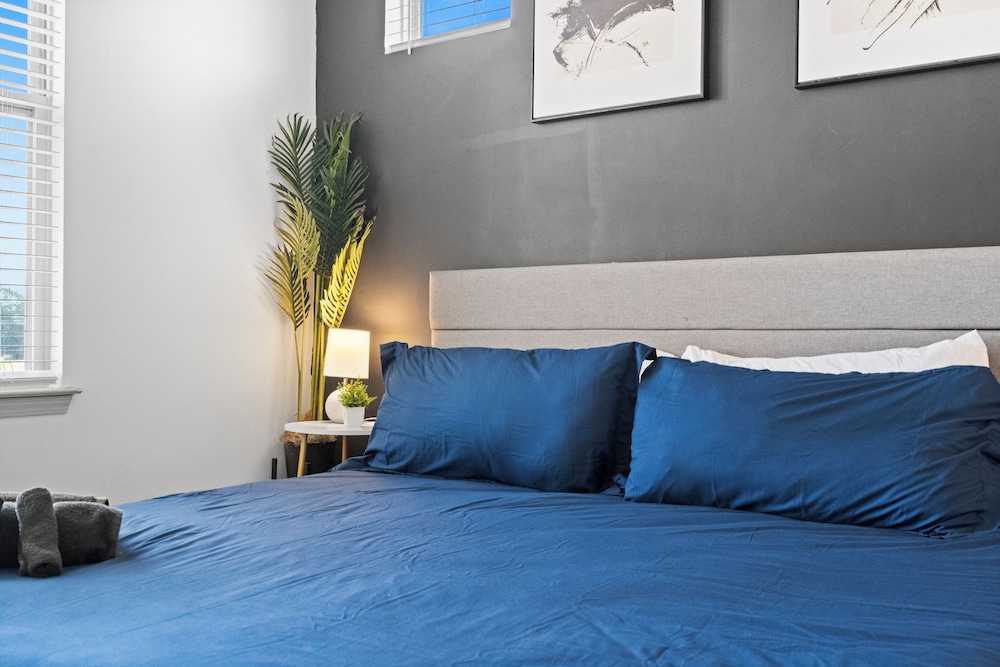 Upscale King 2BR Suite Mins to Charlotte