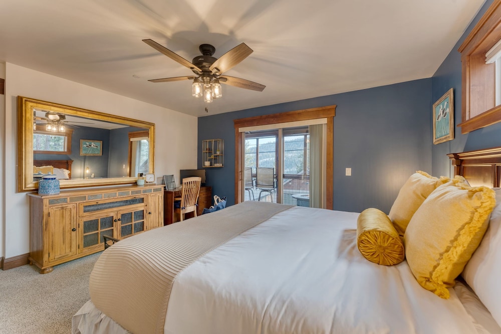 Denton by Avantstay Hot Tub Enclosed Deck w Fire Pit Near Skiing Lake