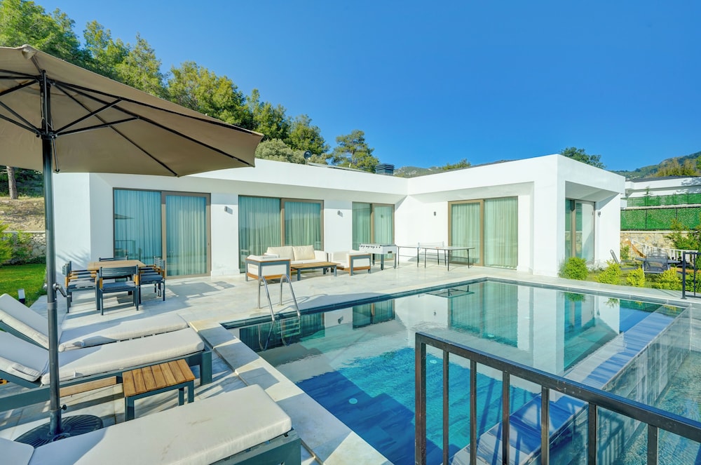 Pluto-1 PLANET LUXURY VILLAS