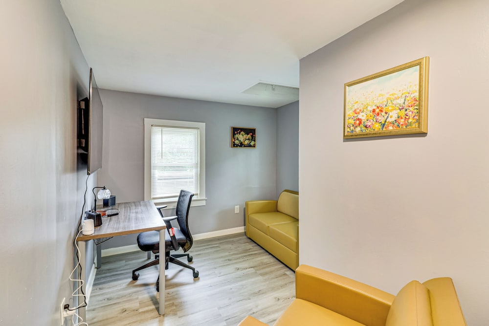 12 Mi to Rutgers: Brand New Apt w/ Home Office!