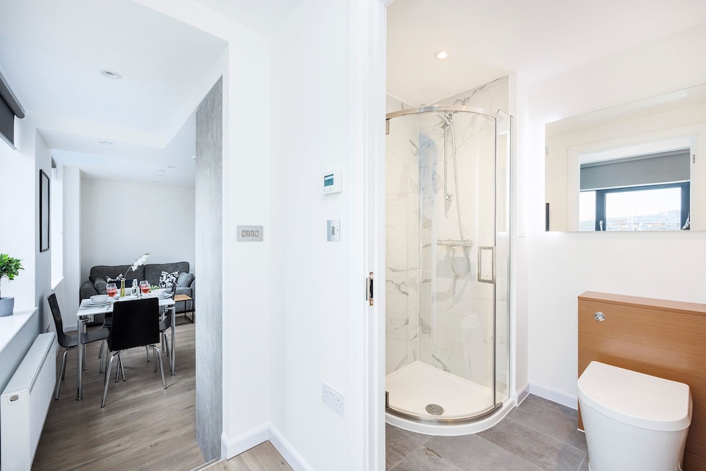 Modern 1 Bed Flat in Town Centre - Free Wifi