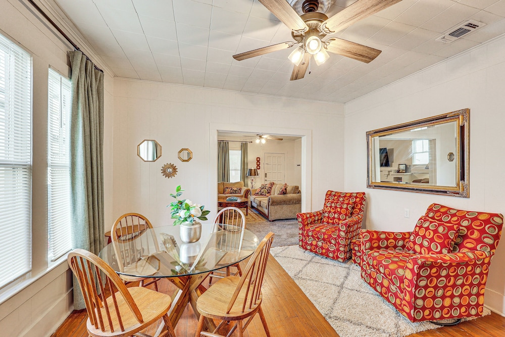 < 1 Mi to Historic Dtwn Texarkana: Charming Home!
