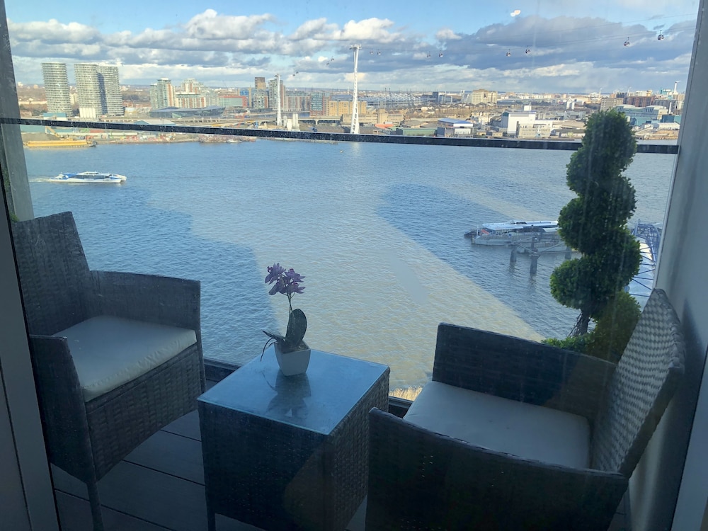 Stunning 1-bed Apartment in London With River View