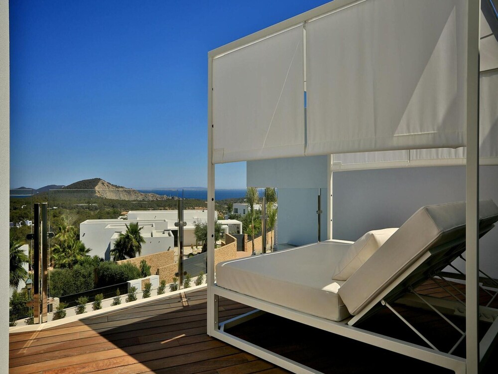 Modern Holiday Home With Vast Terracing