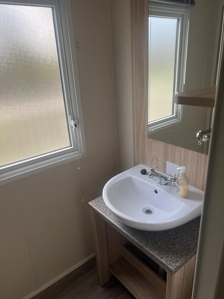 3 Bed Caravan - Sleeps 6 - Pets - 5 min to Beach