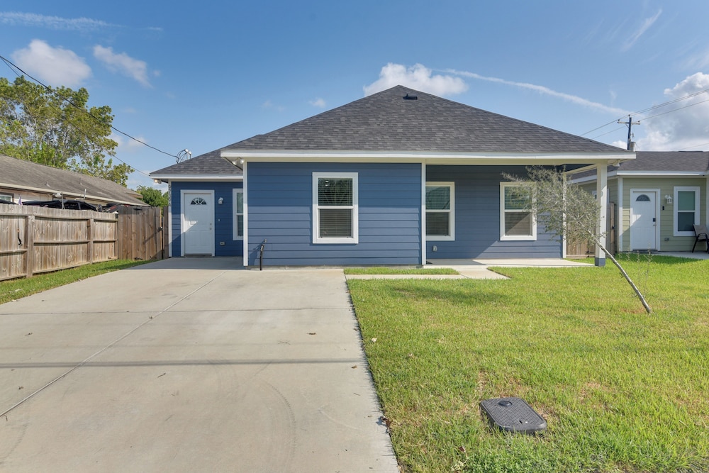 Patio & Fenced Yard: Home Close to Dtwn Houston!
