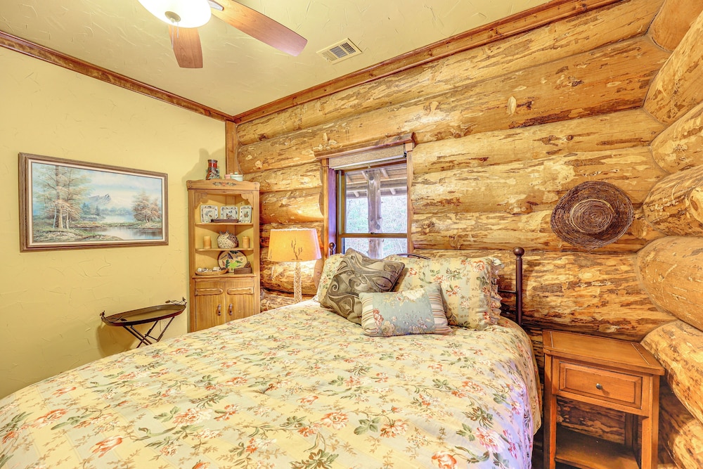 Fish, Boat & Hike: Pet-friendly Cabin in Arkansas
