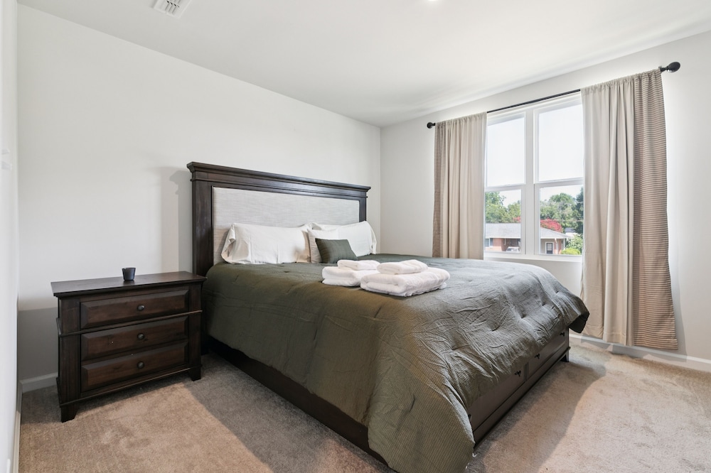Modern Downtown Retreat Near Swamp Rabbit Trail 4 Bedroom Townhouse