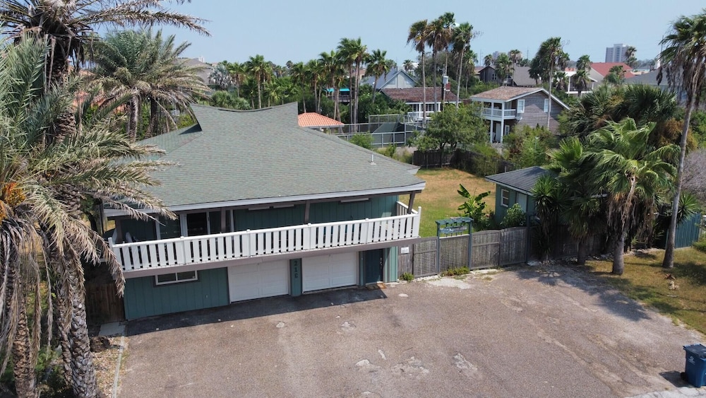Madre Azul Bay House view 5