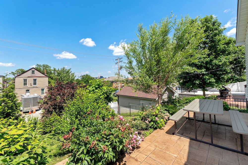 Modern Home W/garage Near SLU JZ Vacation Rentals
