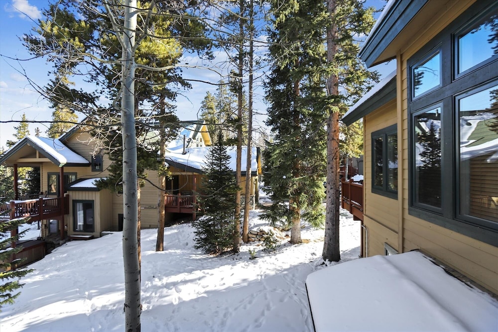 Highwood Hideaway 4 Bedroom Townhouse by RedAwning
