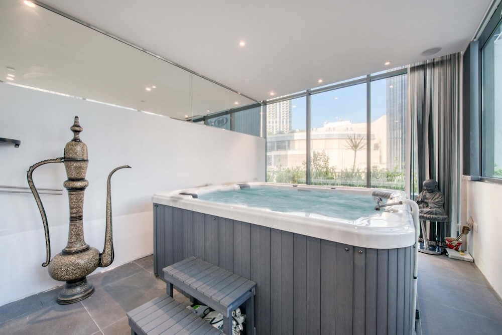 Luxury Apt w Private Jacuzzi Overlooking the Water
