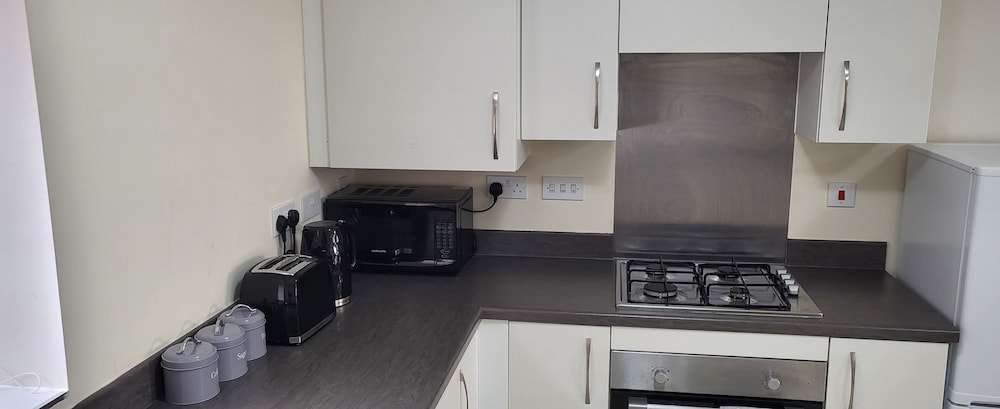 Inviting 6-bed House in Nuneaton view 5
