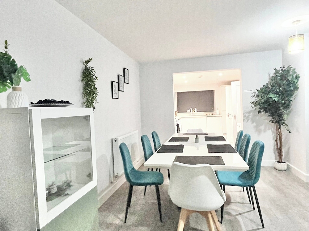 House - Sleeps 12 - Hot tub - Pool Table - Parking