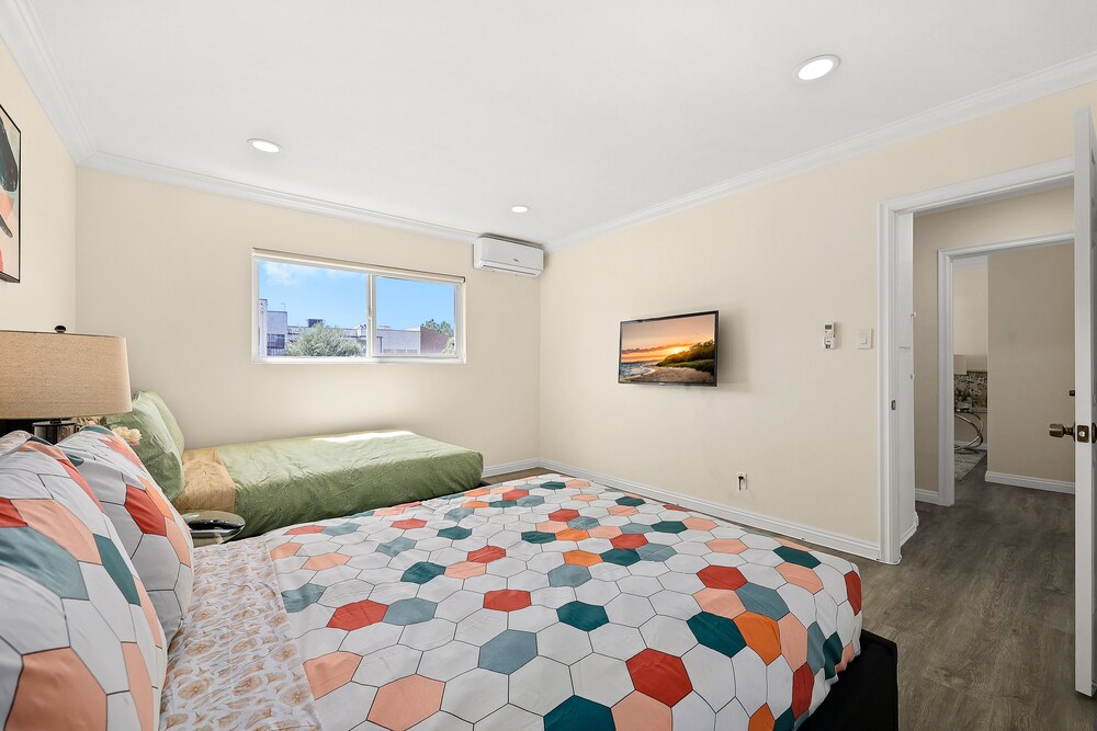 Sunny & Cheerful Near I-10 ~ Queen Beds ~ Parking