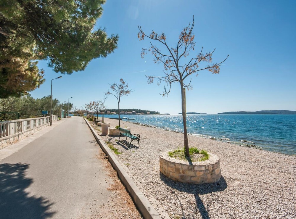 Apartment With Terrace and Sea View Brodarica