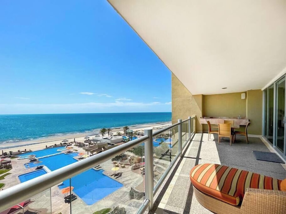 Stylish Condo With Serene Beach Infinity Pool