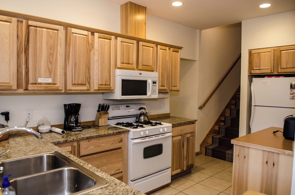 Mt Baker Rim Cabin 70 A pet Friendly Vacation Home With a hot tub and Wifi