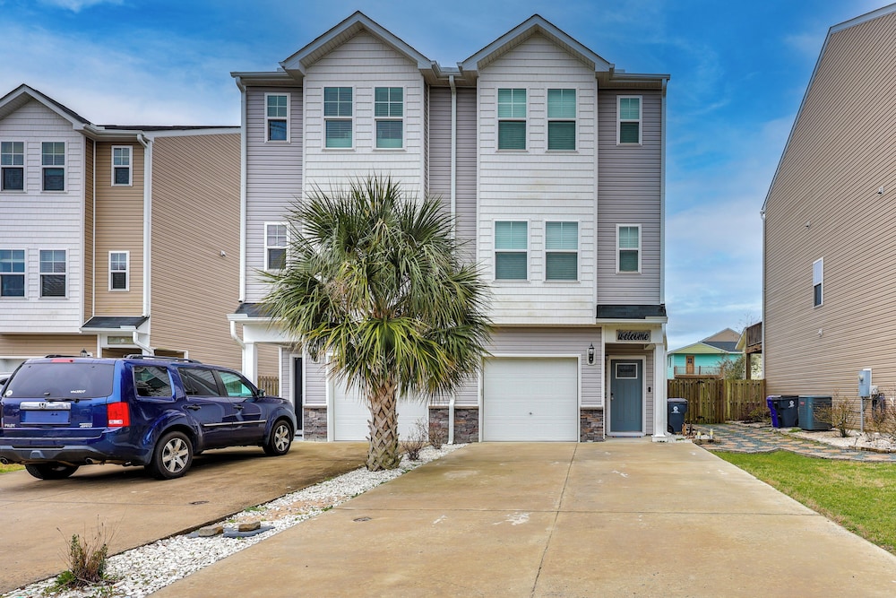 1 Mi to Ocean: Modern Carolina Beach Townhome