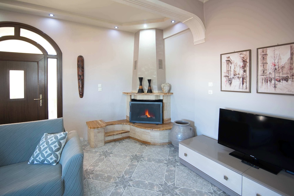 Sunrise Suite Olympiada - Luxury Beachfront Escape