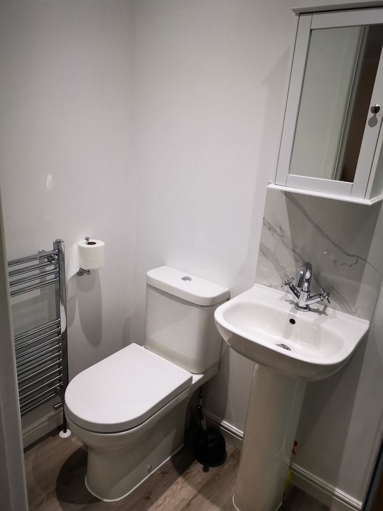 Impeccable 1-bed Lodge in Eastleigh view 4