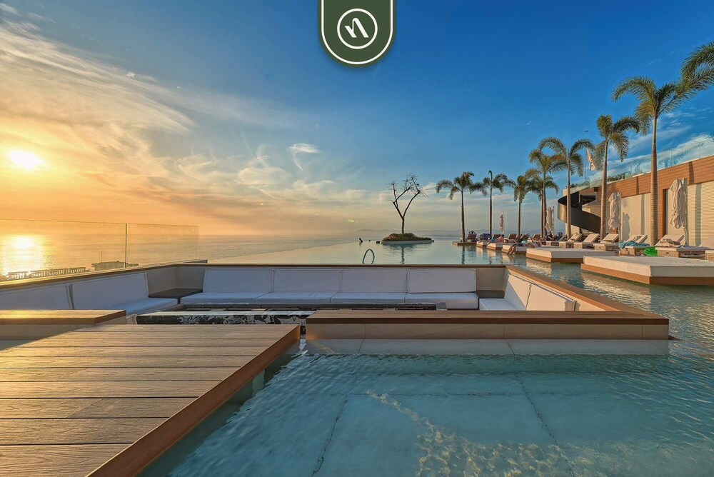 Condo With Balcony - Rooftop Pool With Ocean View