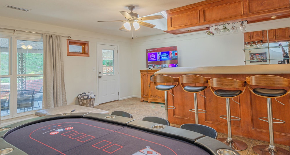 Relaxing 3BR Getaway with Pool and games