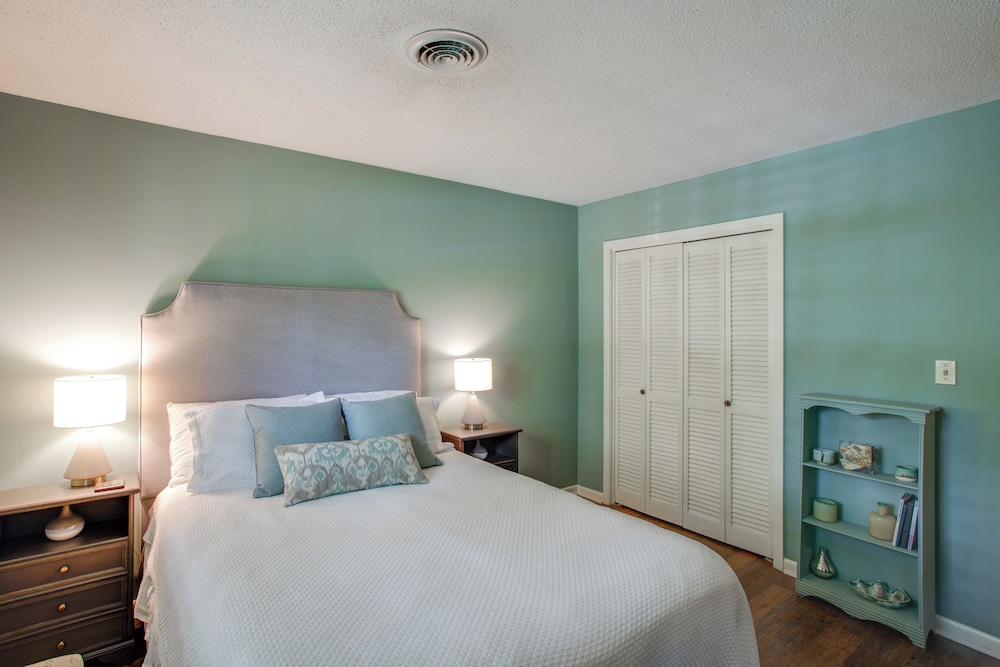 2 Mi to Square, 3 Mi to Ole Miss: Oxford Getaway!