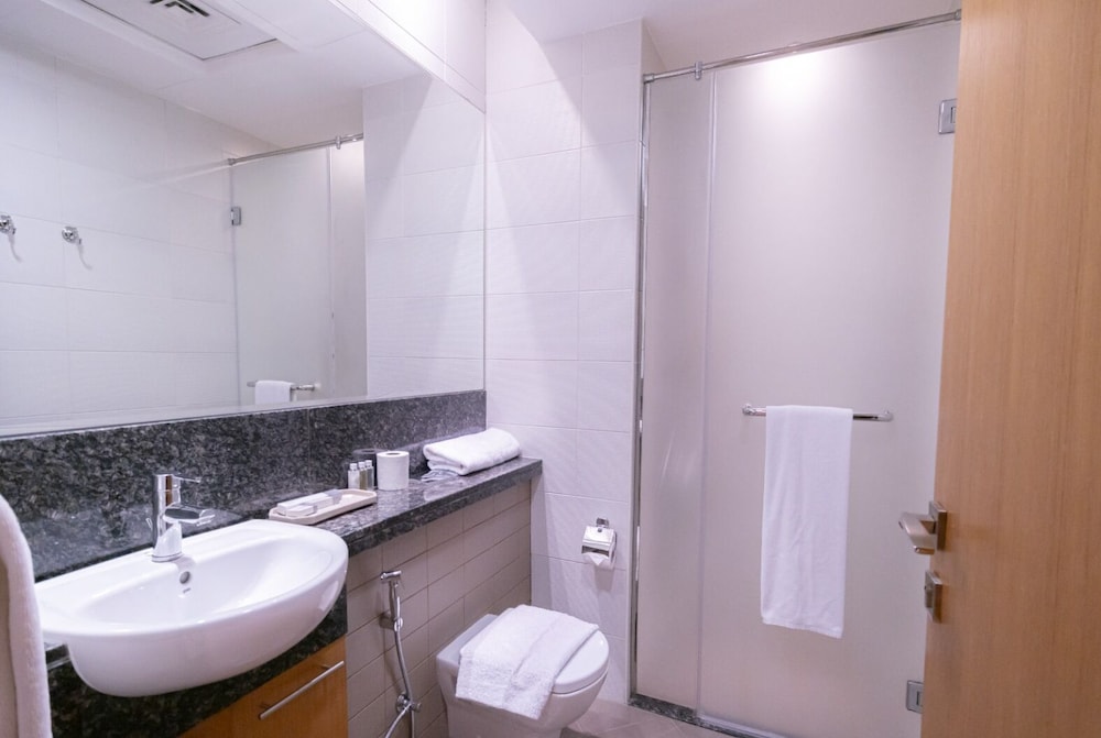 Large Modern 1-Bedroom in Bay Square 9
