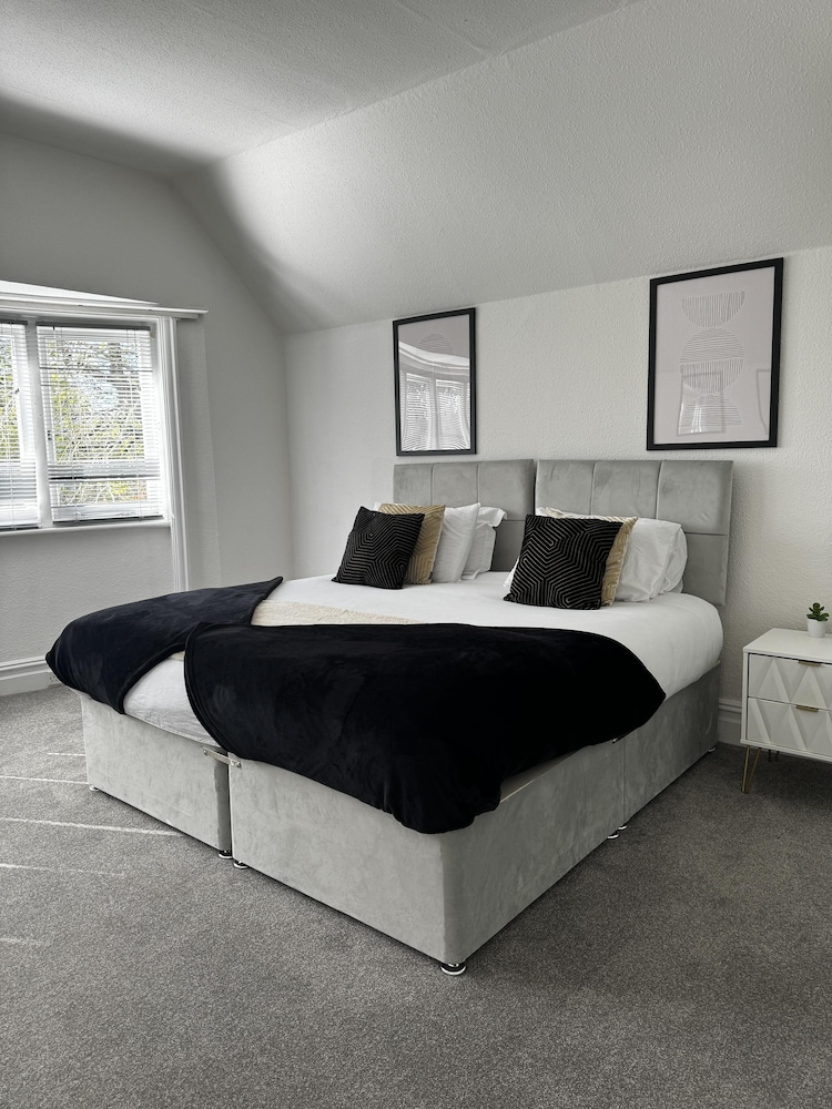 Inviting 2-bed Apartment in Poole view 5