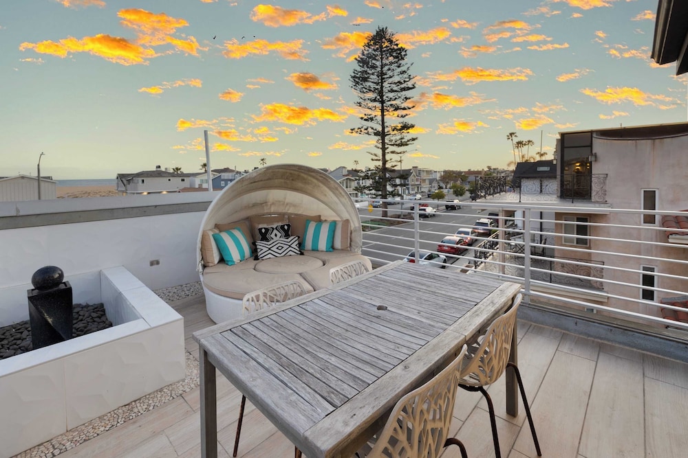 200 East Balboa Oceanview Rooftop Steps to Sand, Pier, Boardwalk & Dining