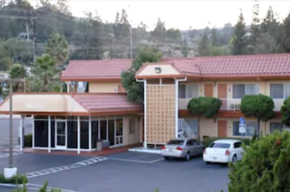 Relax Inn And Suites - Property Image 15