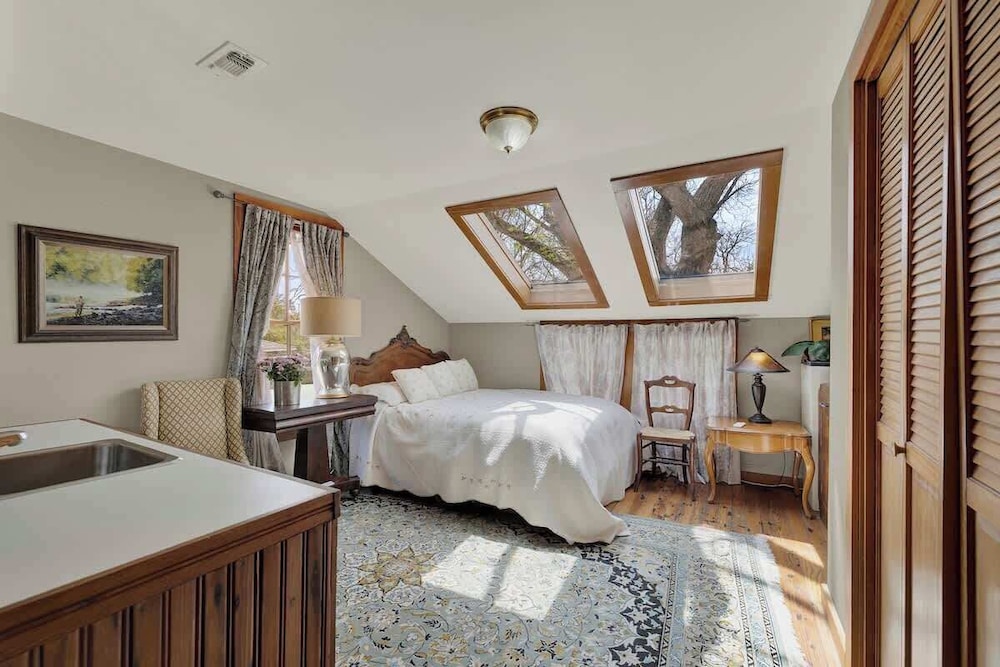 Gillespie House-2 Suites-walk to Main St!