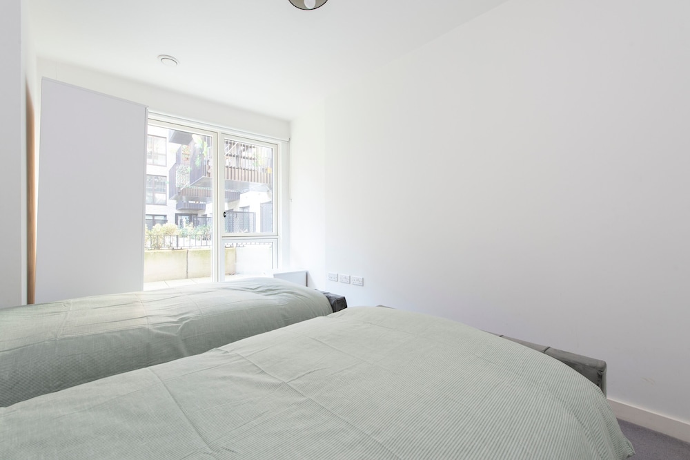 Stunning Luxury Stratford London 2 Bed Apartment view 2